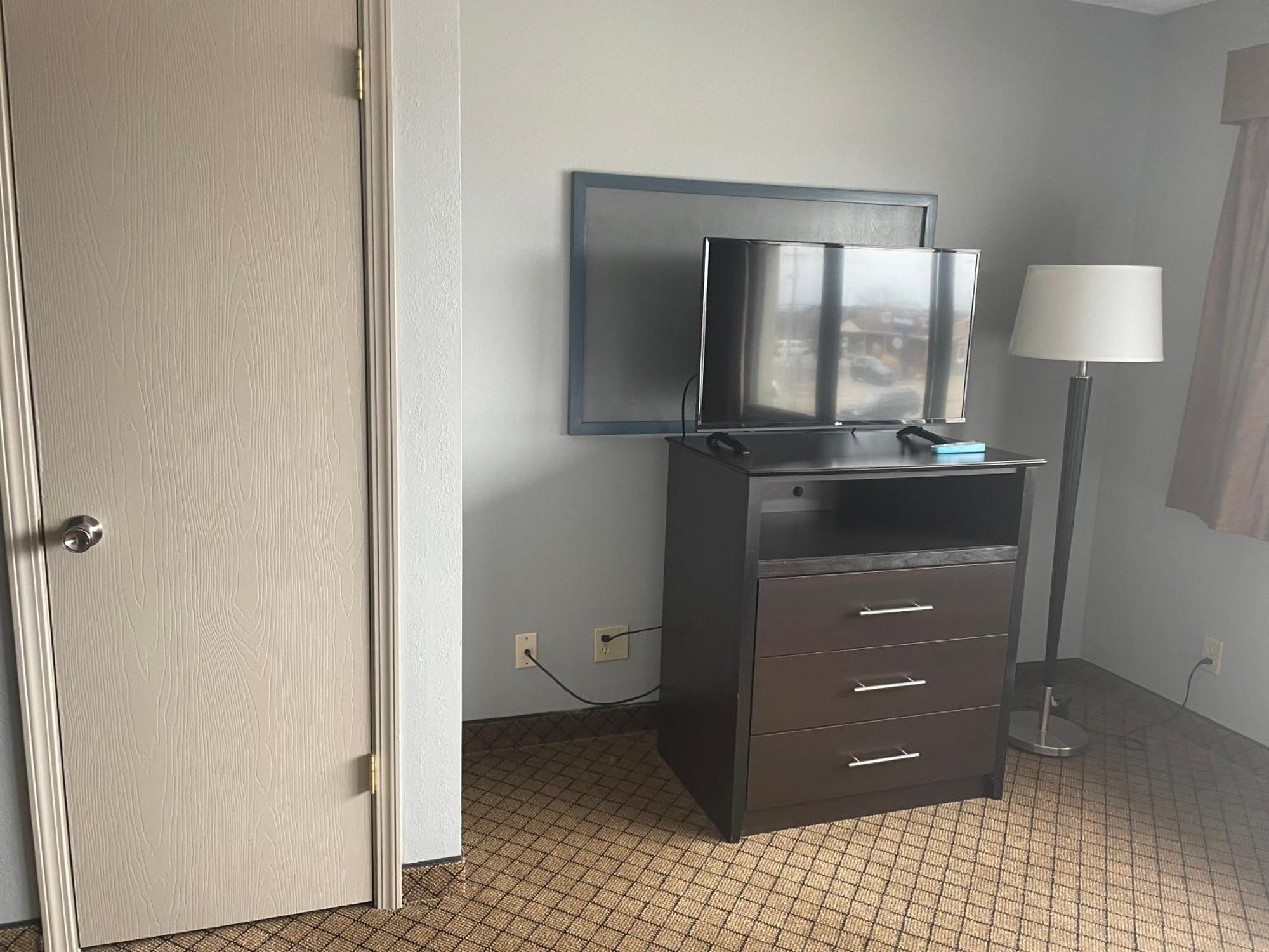 Americinn By Wyndham Hartford Wi Экстерьер фото