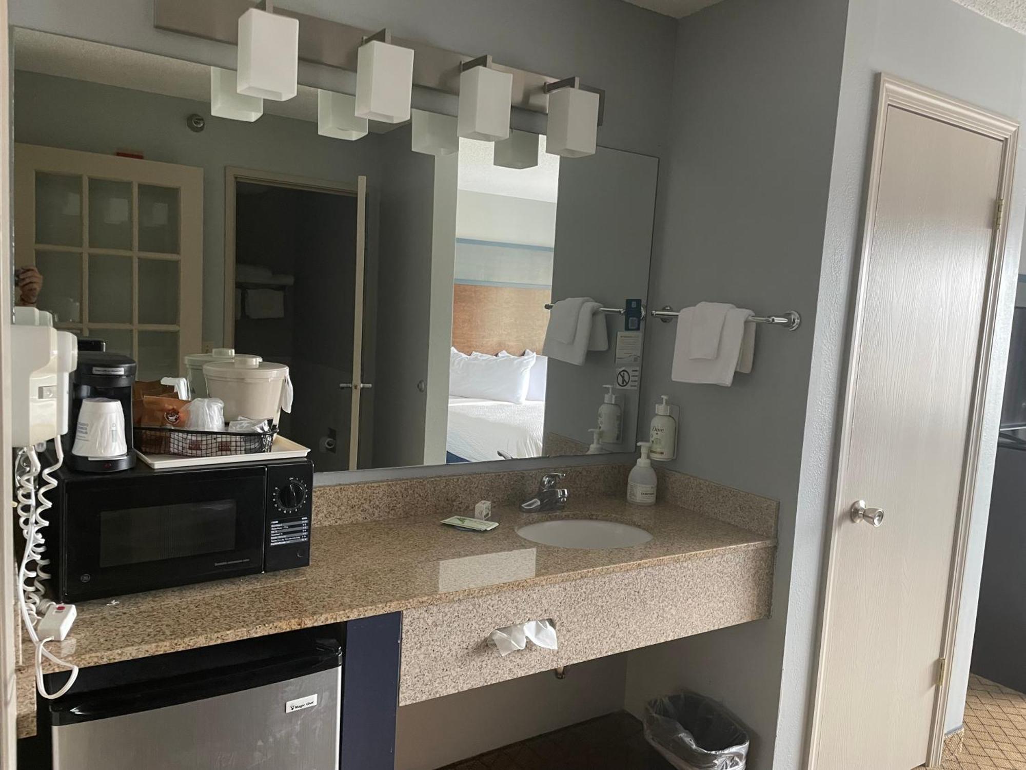 Americinn By Wyndham Hartford Wi Экстерьер фото
