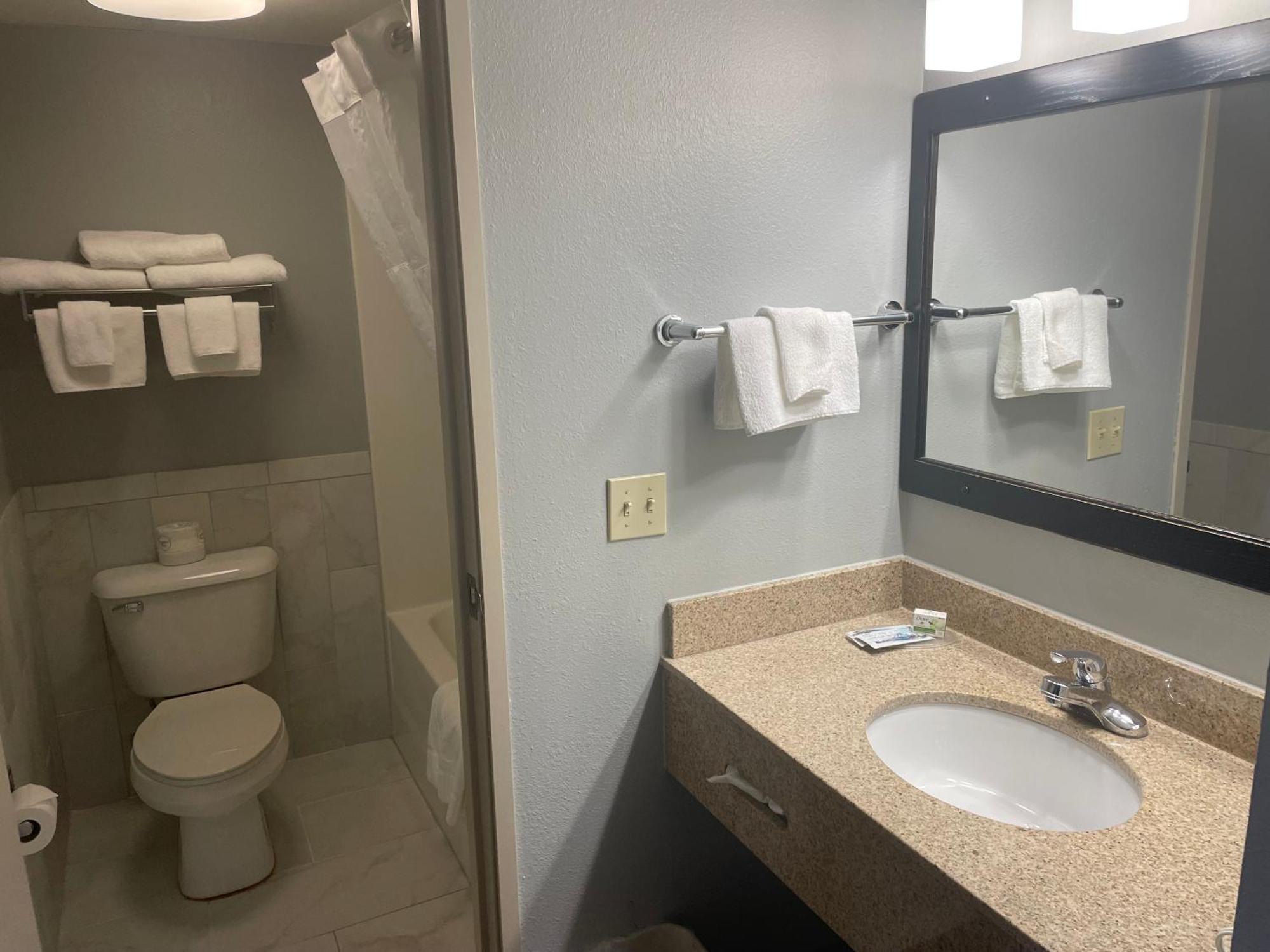 Americinn By Wyndham Hartford Wi Экстерьер фото