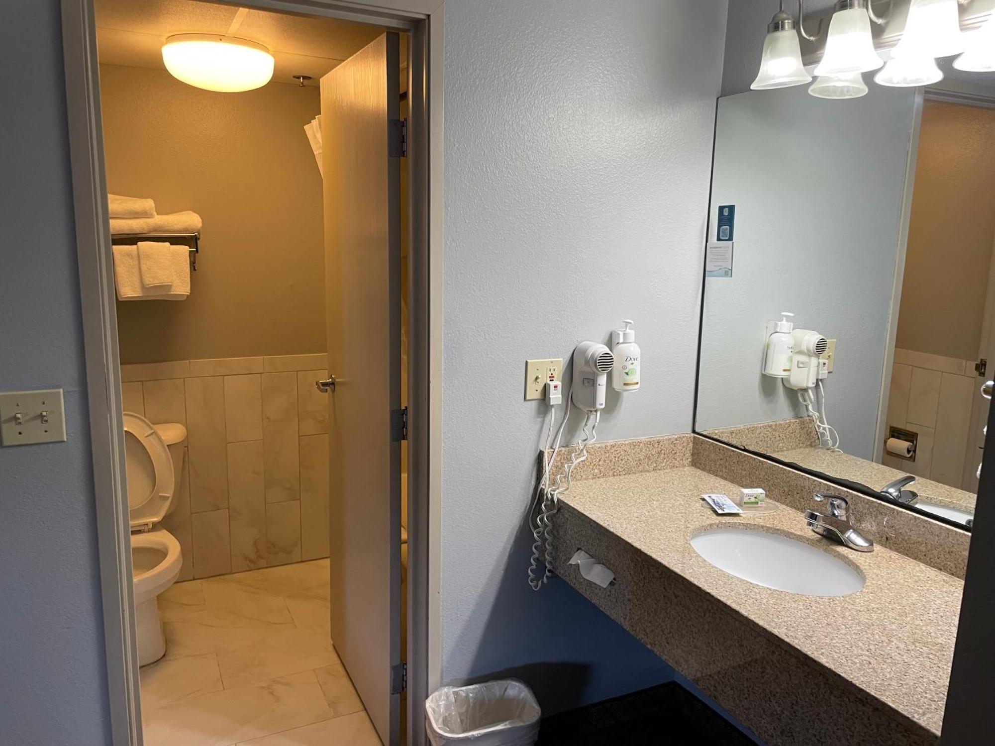 Americinn By Wyndham Hartford Wi Экстерьер фото